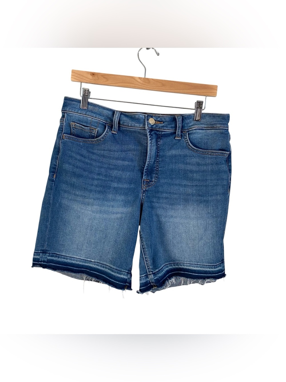 Jen7 by 7FAM Medium Wash Midi Mid Rise Denim Shorts Size 10
